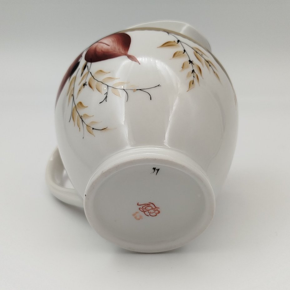 Молочник из сервиза "Сентябрь", автор росписи Семёнова А.Н., форма "Весенняя", автор формы Яковлева С.Е., фарфор, роспись, золочение, Ленинградский фарфоровый завод (ЛФЗ), СССР, 1970-1991 гг.