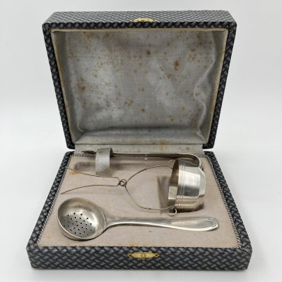 Набор сервировочный для чая (щипцы для сахара, ситечко для чайника, ситечко с ручкой) с  в кофре