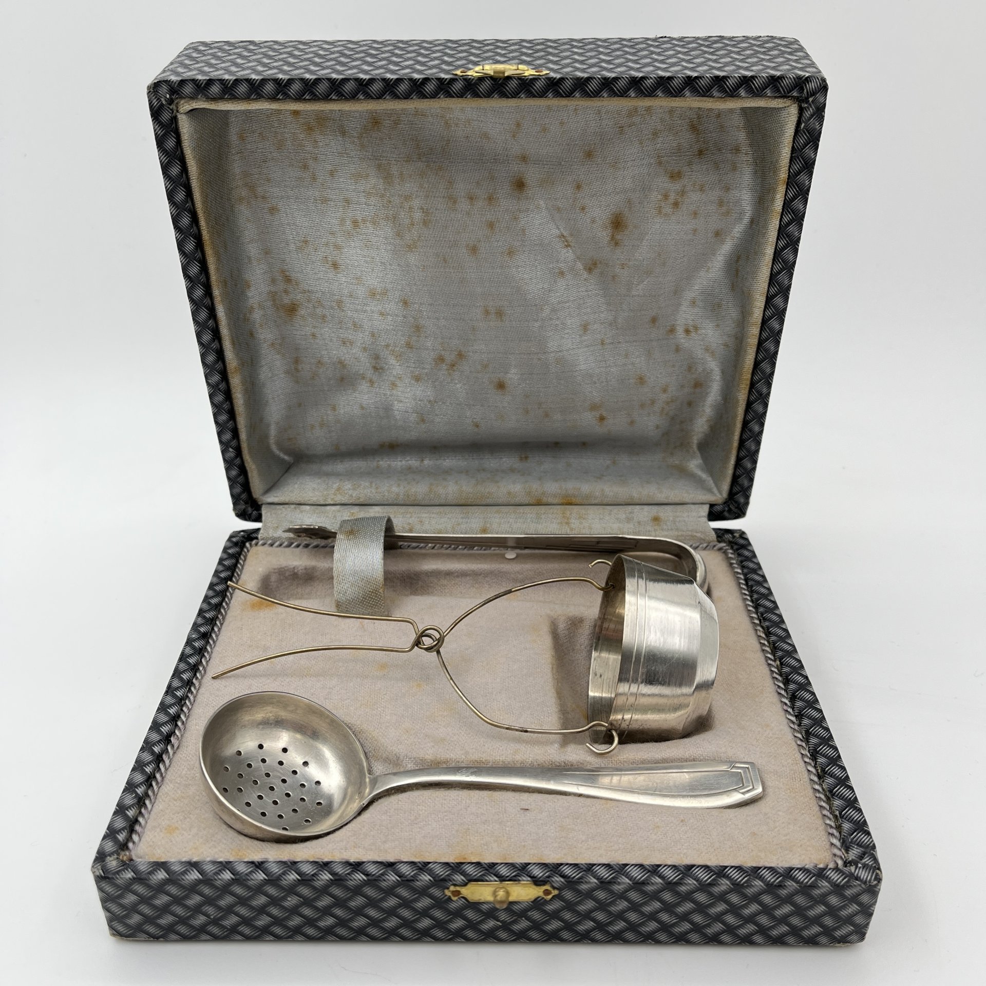 Набор сервировочный для чая (щипцы для сахара, ситечко для чайника, ситечко с ручкой) с  в кофре