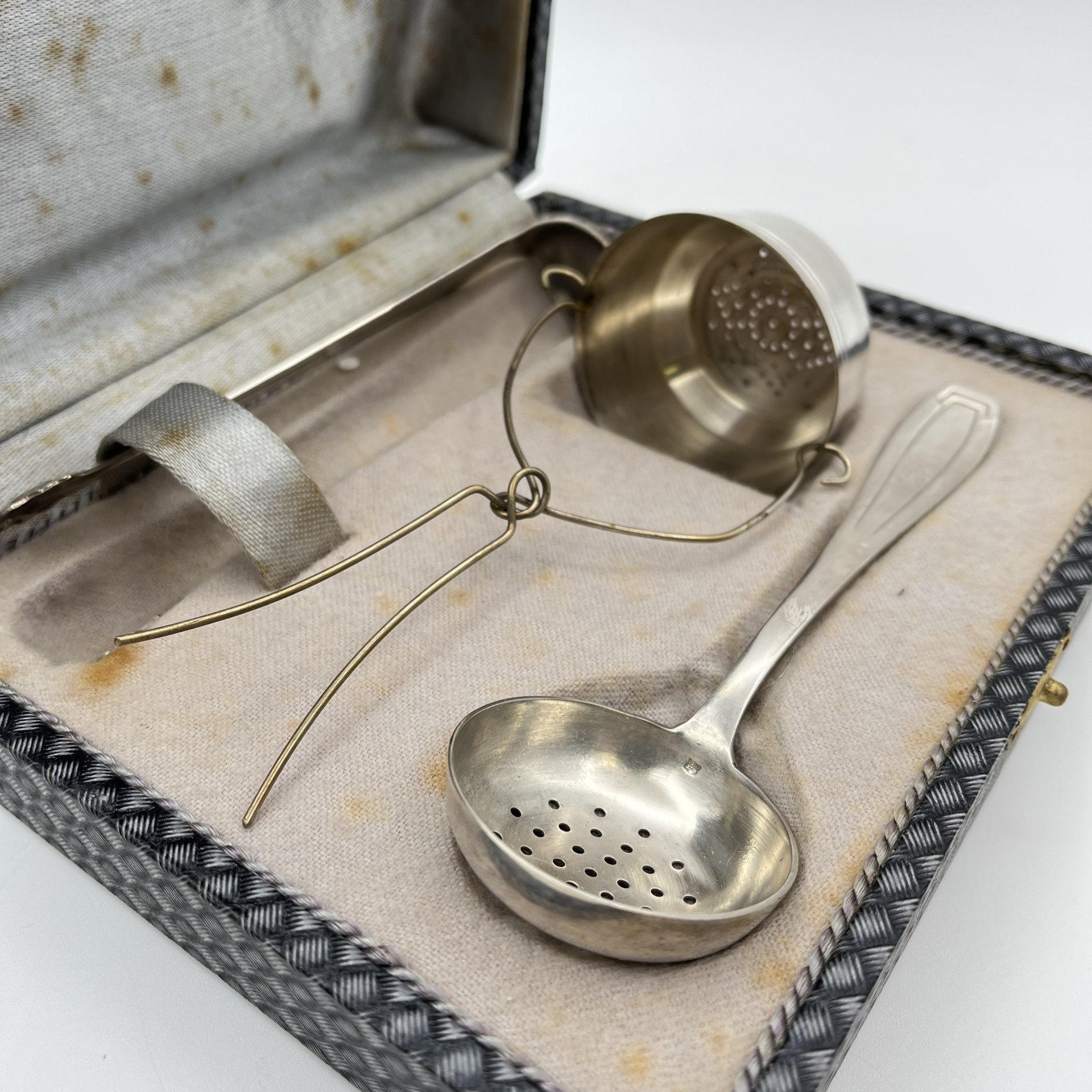 Набор сервировочный для чая (щипцы для сахара, ситечко для чайника, ситечко с ручкой) с  в кофре