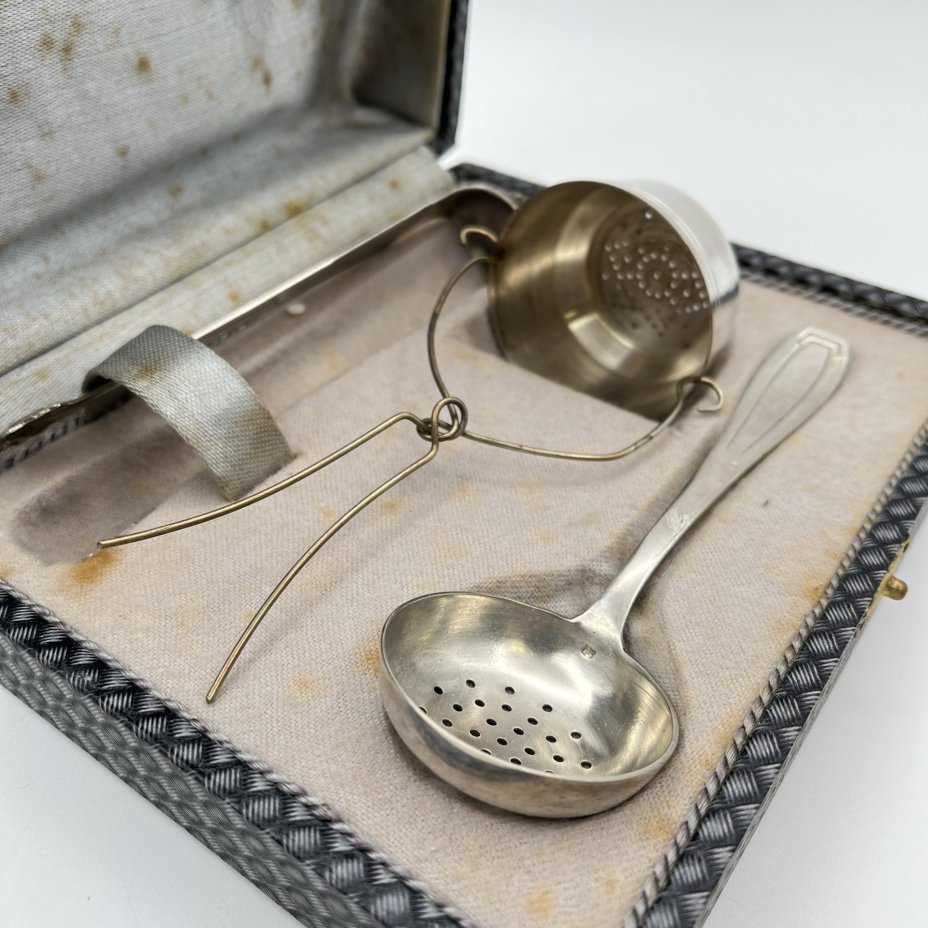 Набор сервировочный для чая (щипцы для сахара, ситечко для чайника, ситечко с ручкой) с  в кофре