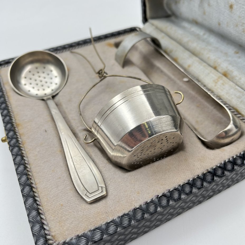 Набор сервировочный для чая (щипцы для сахара, ситечко для чайника, ситечко с ручкой) с  в кофре