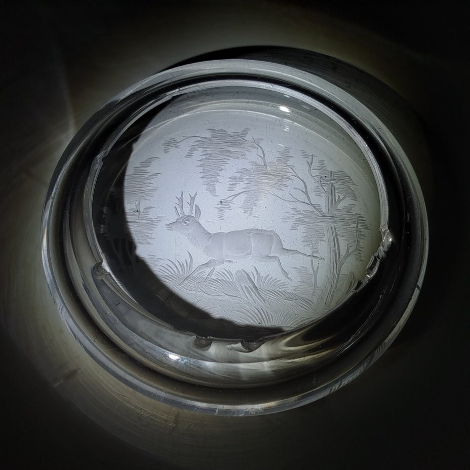 Пепельница с изображением бегущего оленя, стекло, резьба, золочение, Европа, 1900-1940 гг.