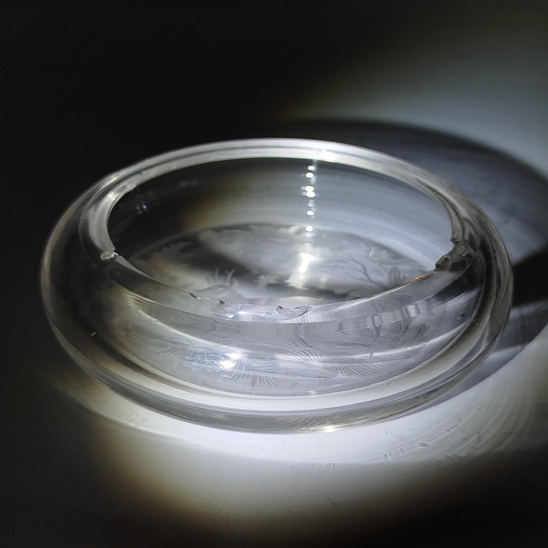 Пепельница с изображением бегущего оленя, стекло, резьба, золочение, Европа, 1900-1940 гг.