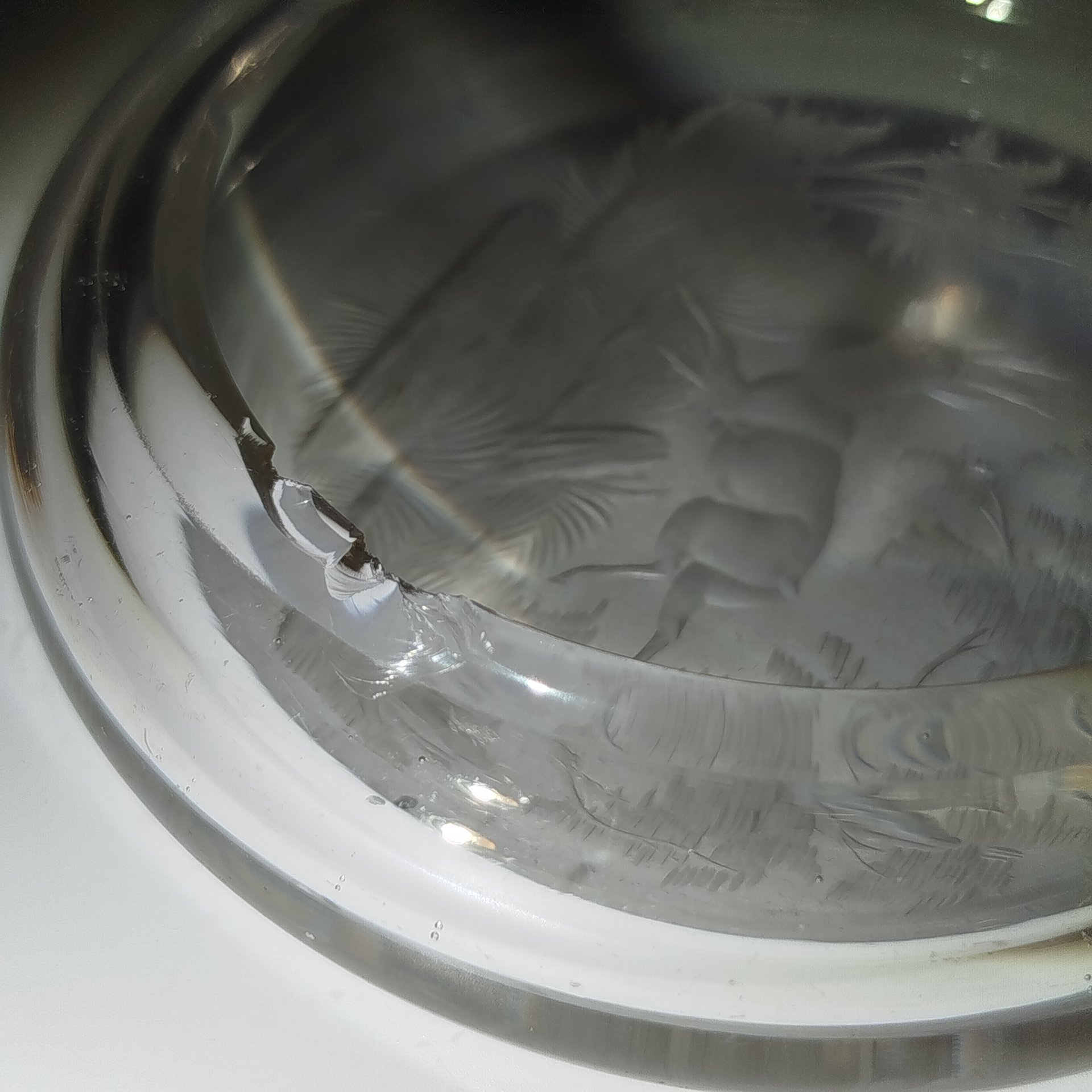 Пепельница с изображением бегущего оленя, стекло, резьба, золочение, Европа, 1900-1940 гг.