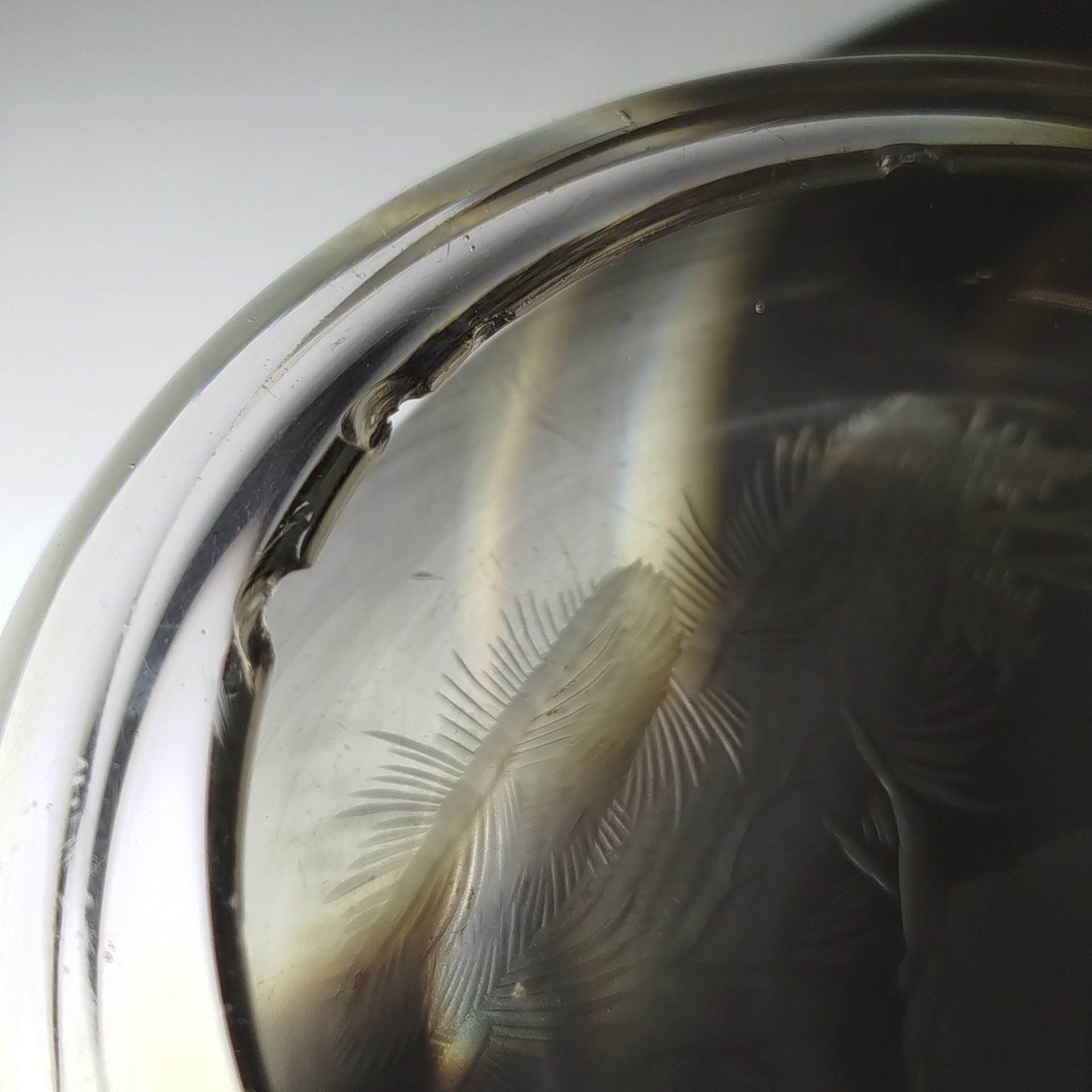 Пепельница с изображением бегущего оленя, стекло, резьба, золочение, Европа, 1900-1940 гг.