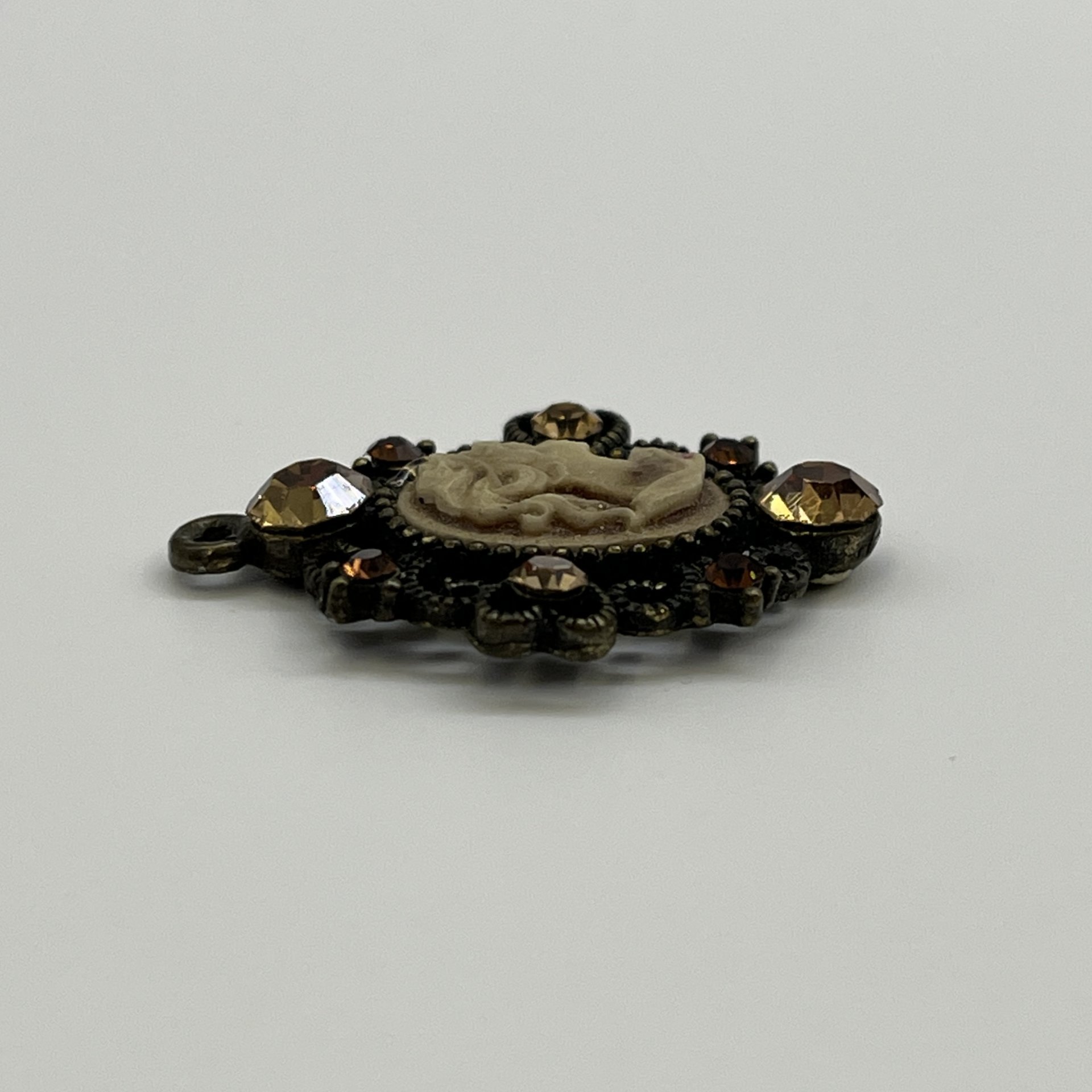 Кулон с женским профилем (камея)