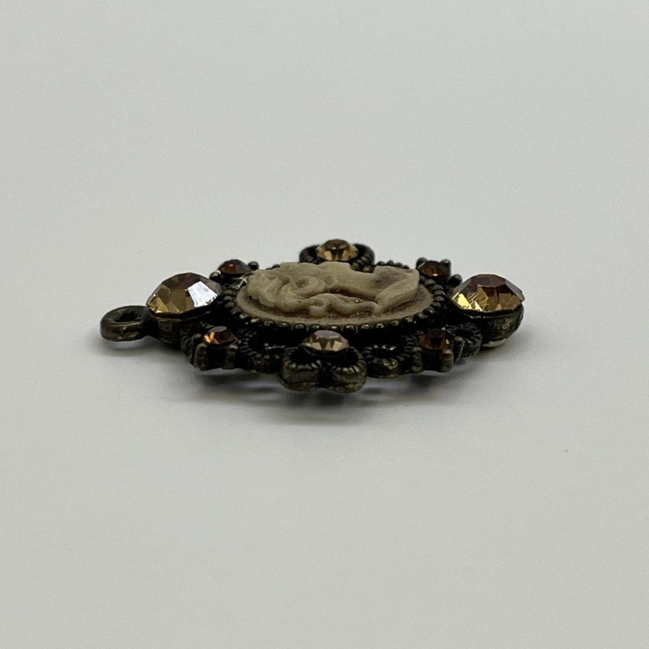 Кулон с женским профилем (камея)