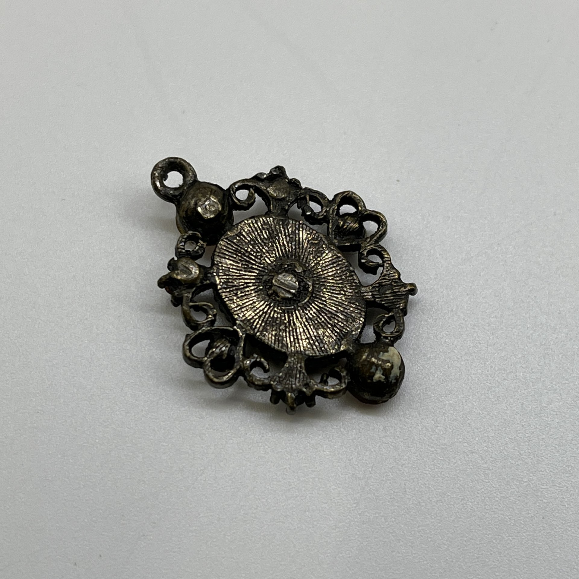 Кулон с женским профилем (камея)