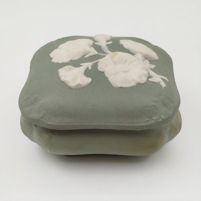 Шкатулка с рельефным цветочным декором, бисквит, крытье, Дмитровский фарфоровый завод (ДФЗ Вербилки), СССР, 1920-1950 гг.