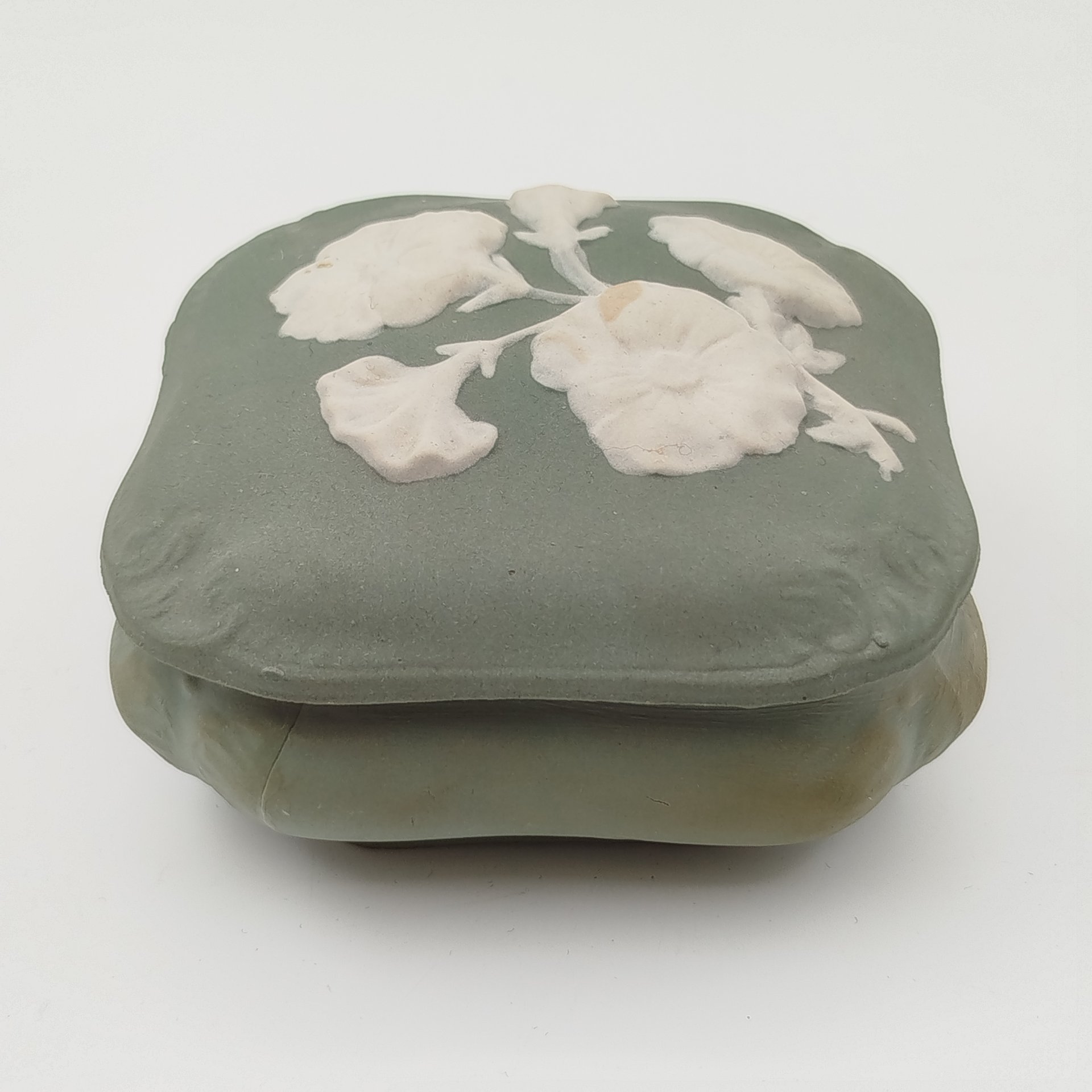 Шкатулка с рельефным цветочным декором, бисквит, крытье, Дмитровский фарфоровый завод (ДФЗ Вербилки), СССР, 1920-1950 гг.