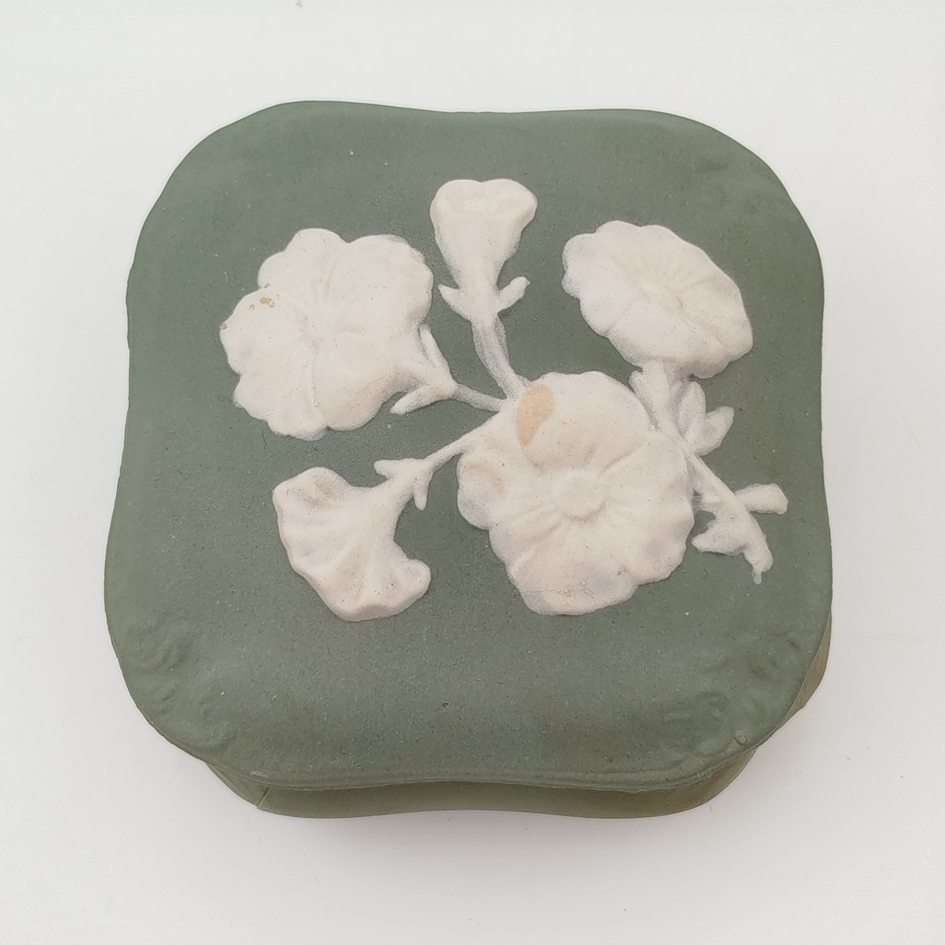 Шкатулка с рельефным цветочным декором, бисквит, крытье, Дмитровский фарфоровый завод (ДФЗ Вербилки), СССР, 1920-1950 гг.