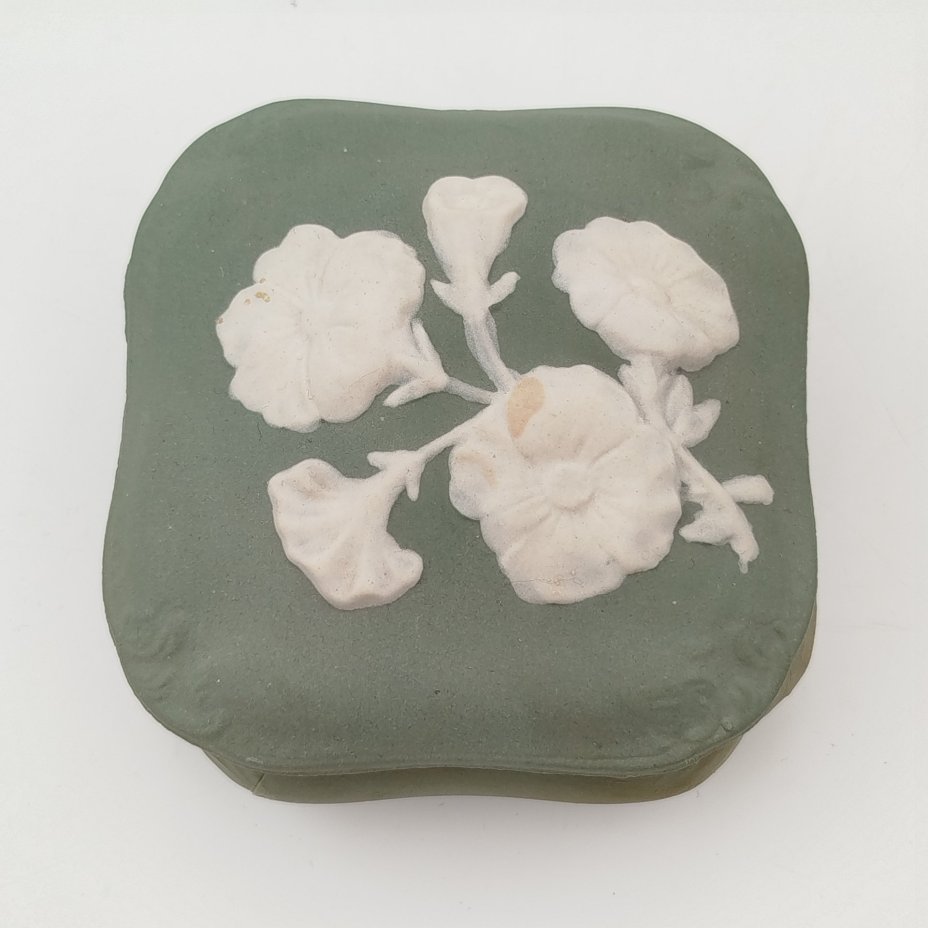 Шкатулка с рельефным цветочным декором