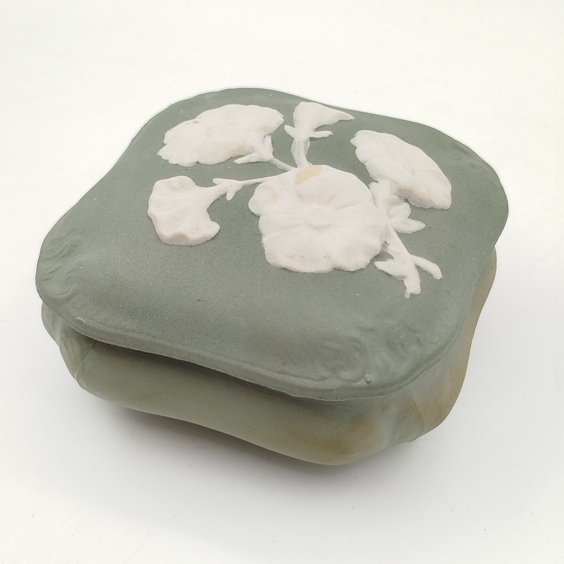 Шкатулка с рельефным цветочным декором, бисквит, крытье, Дмитровский фарфоровый завод (ДФЗ Вербилки), СССР, 1920-1950 гг.