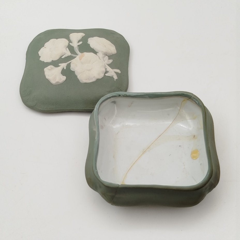 Шкатулка с рельефным цветочным декором