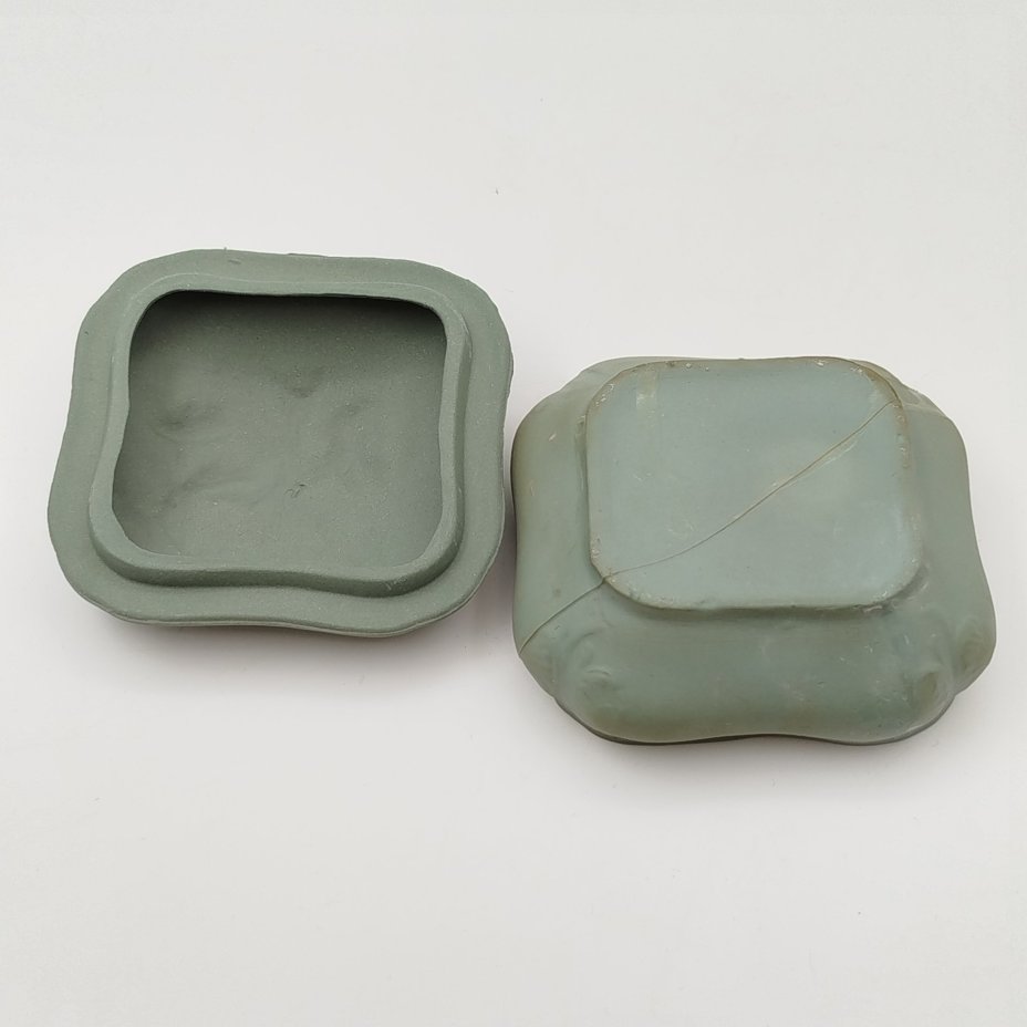 Шкатулка с рельефным цветочным декором