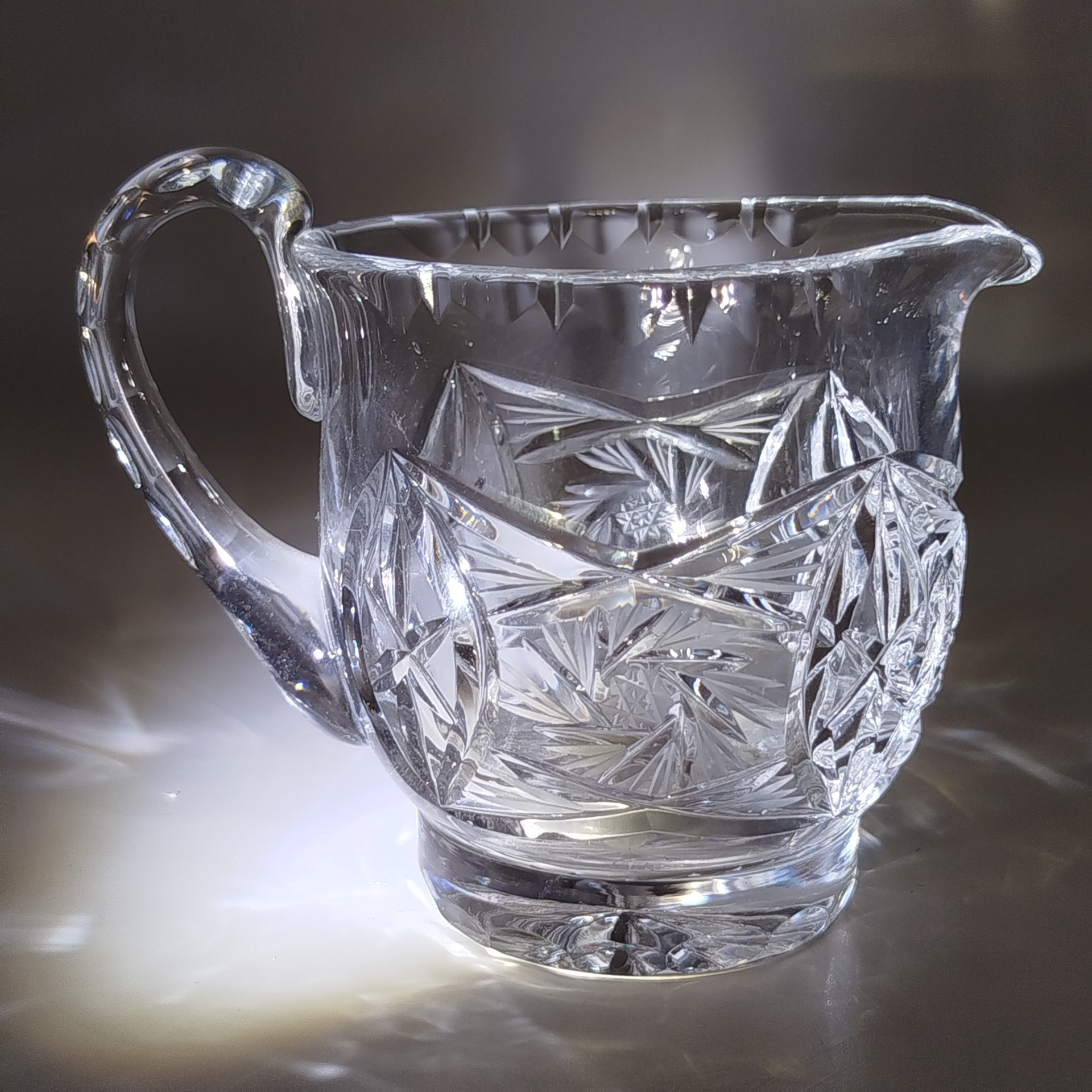 Молочник c рельефным декором