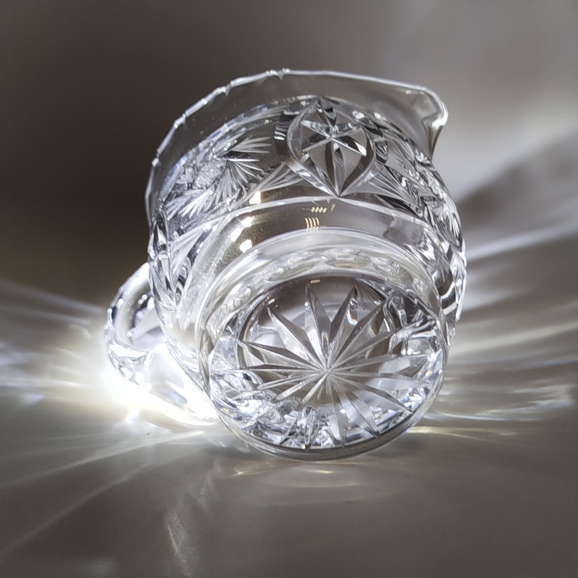 Молочник c рельефным декором