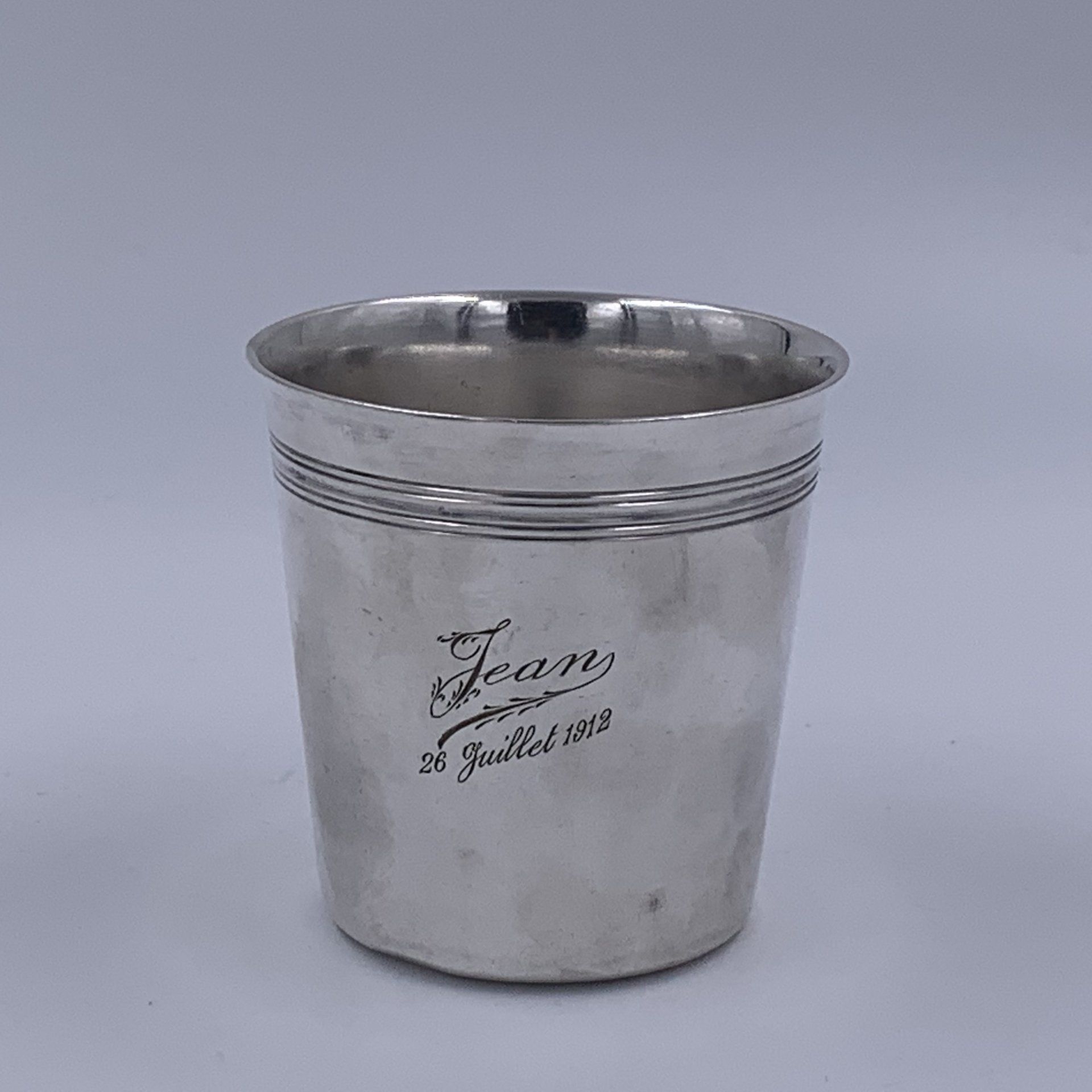 Стакан с лаконичным декором и дарственной надписью "Jean 26 Juillet 1912", Ercuis
