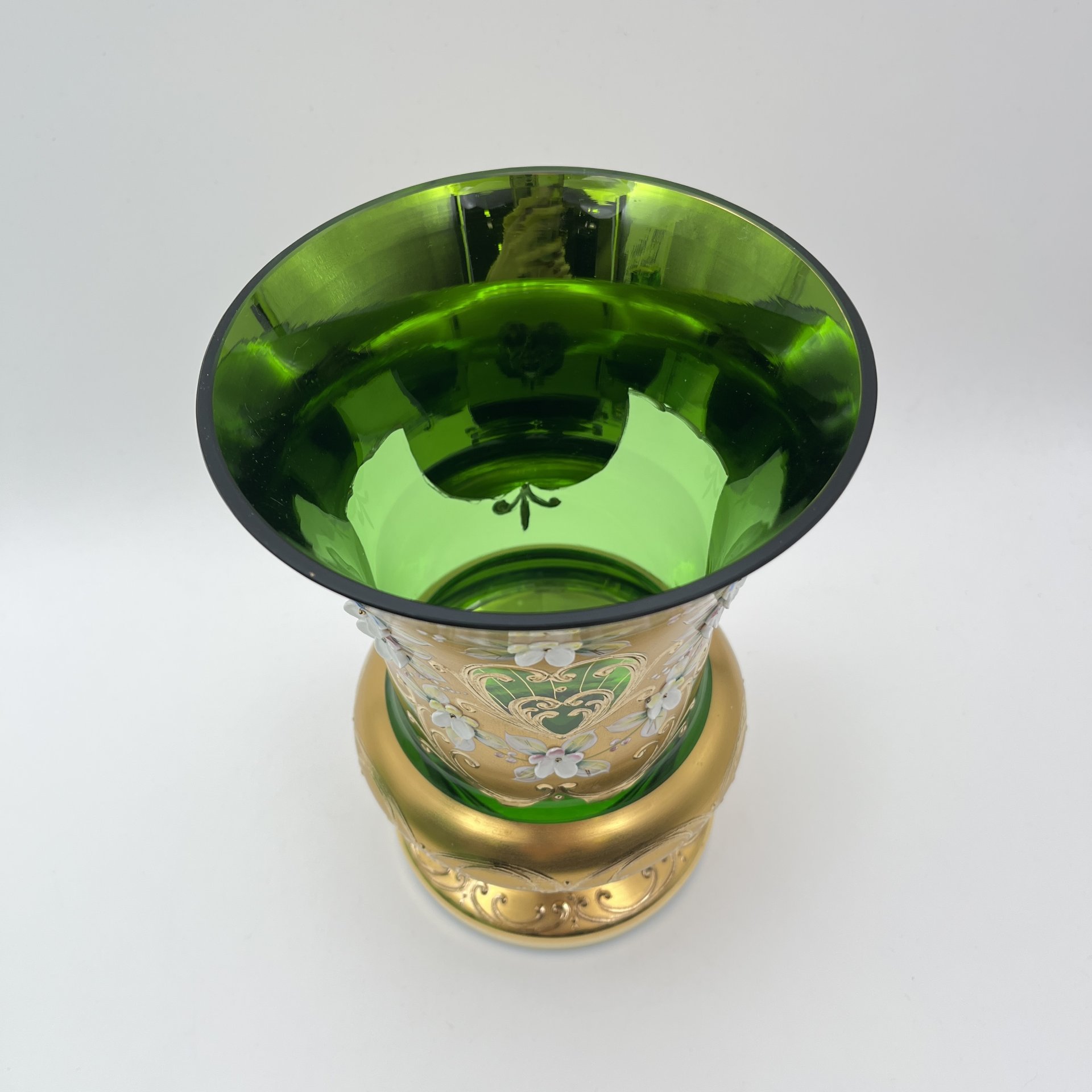 Ваза в форме кратера зеленого оттенка с объемным цветочным декором, стекло, золочение, налепы, Чехословакия, 1970-1990 гг.