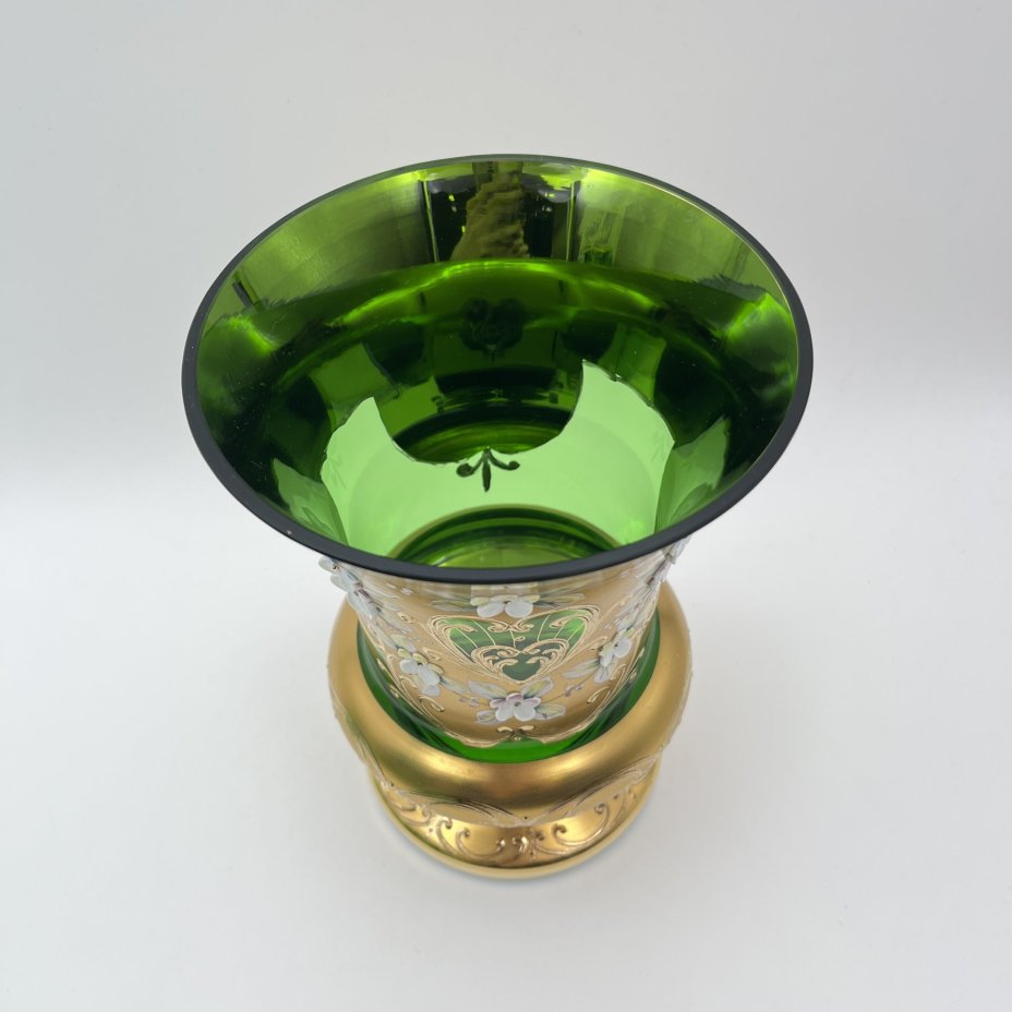 Ваза в форме кратера зеленого оттенка с объемным цветочным декором