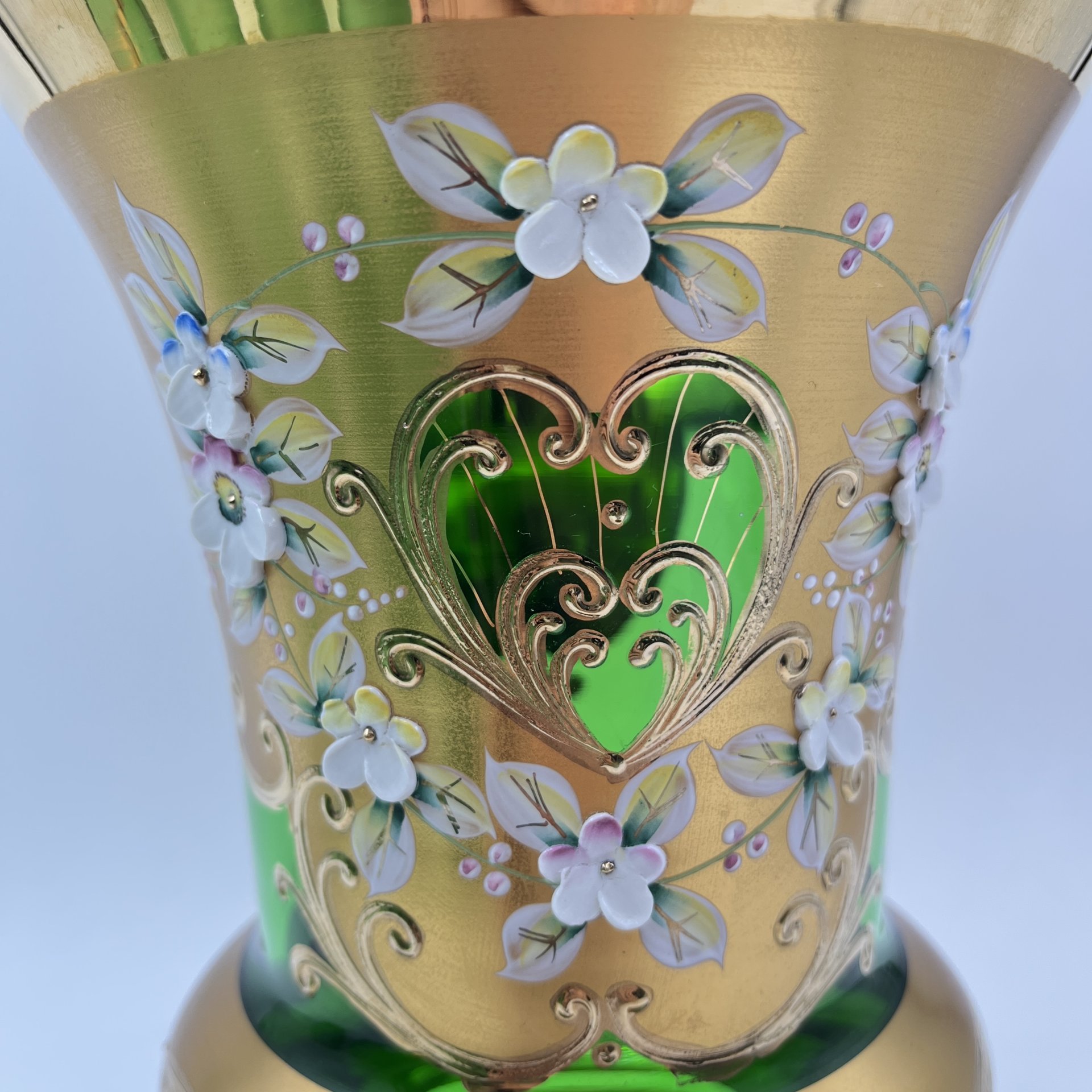 Ваза в форме кратера зеленого оттенка с объемным цветочным декором, стекло, золочение, налепы, Чехословакия, 1970-1990 гг.
