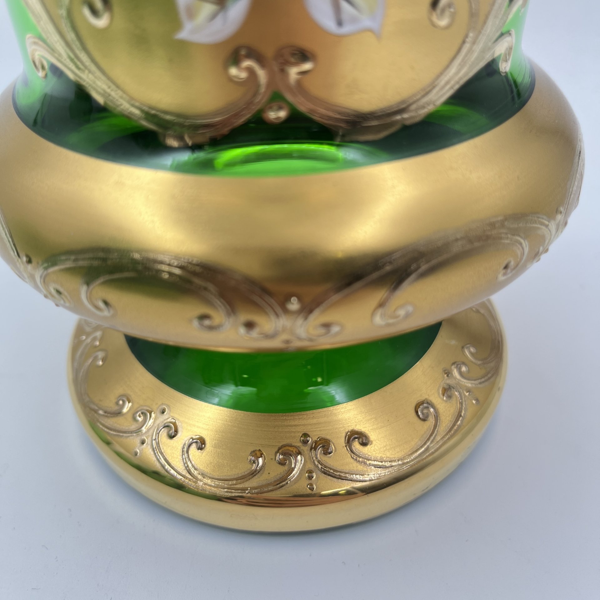 Ваза в форме кратера зеленого оттенка с объемным цветочным декором, стекло, золочение, налепы, Чехословакия, 1970-1990 гг.