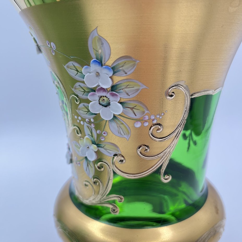 Ваза в форме кратера зеленого оттенка с объемным цветочным декором