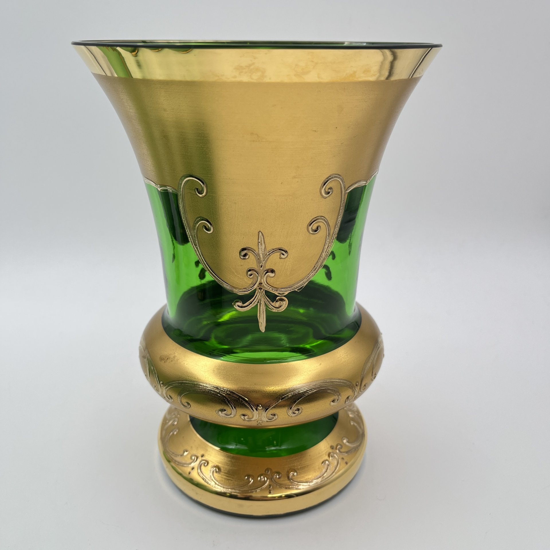 Ваза в форме кратера зеленого оттенка с объемным цветочным декором, стекло, золочение, налепы, Чехословакия, 1970-1990 гг.