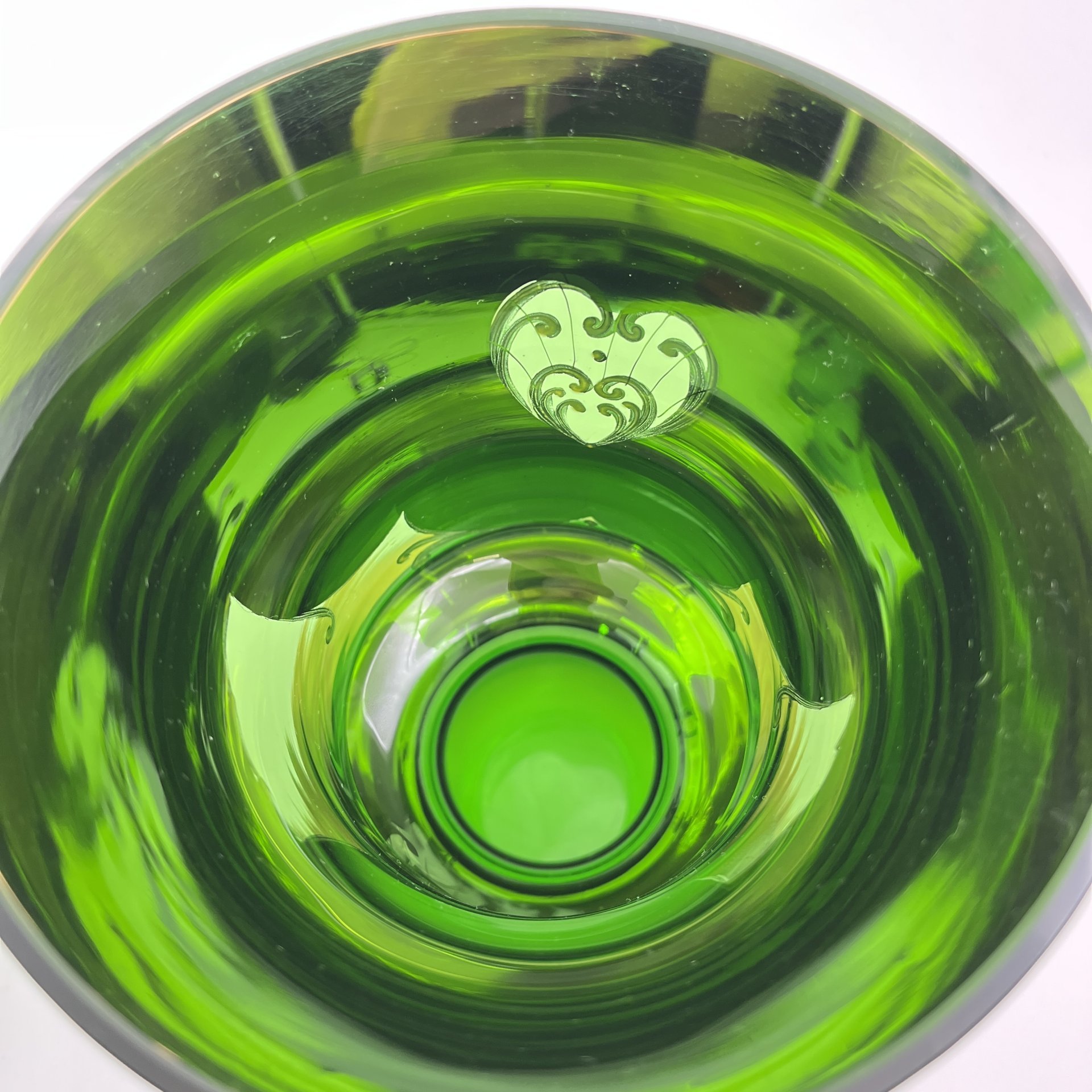 Ваза в форме кратера зеленого оттенка с объемным цветочным декором, стекло, золочение, налепы, Чехословакия, 1970-1990 гг.