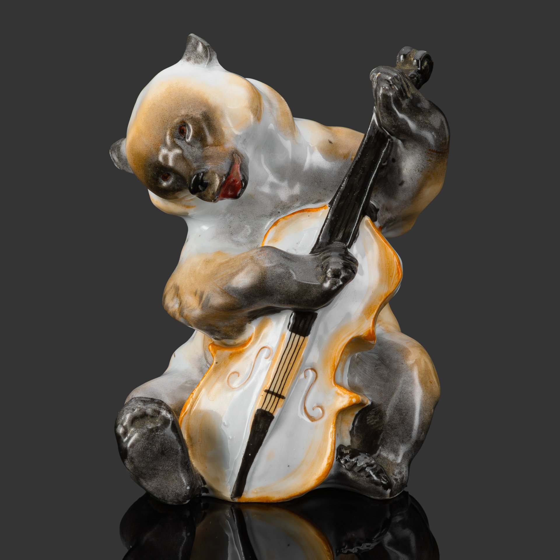 Статуэтка "Медведь с контрабасом" (из композиции "Квартет" по басне И.А. Крылова), скульптор Б.Я. Воробьев, автор росписи И.И. Ризнич