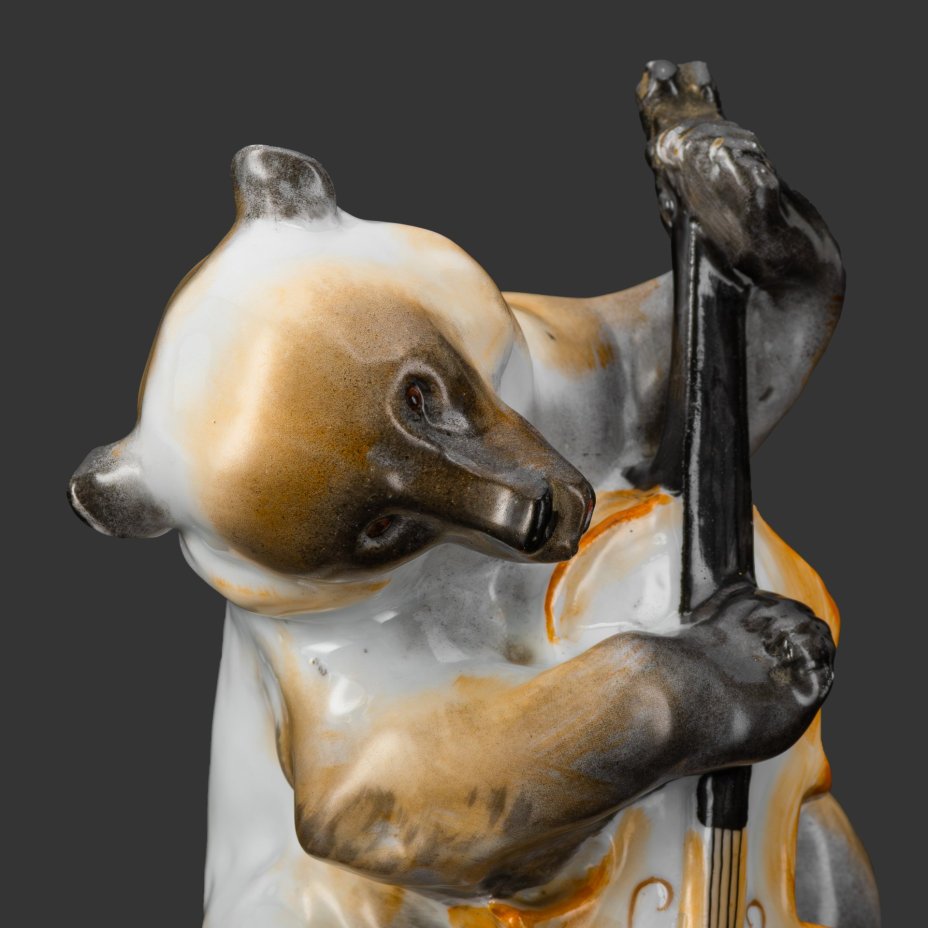 Статуэтка "Медведь с контрабасом" (из композиции "Квартет" по басне И.А. Крылова), скульптор Б.Я. Воробьев, автор росписи И.И. Ризнич