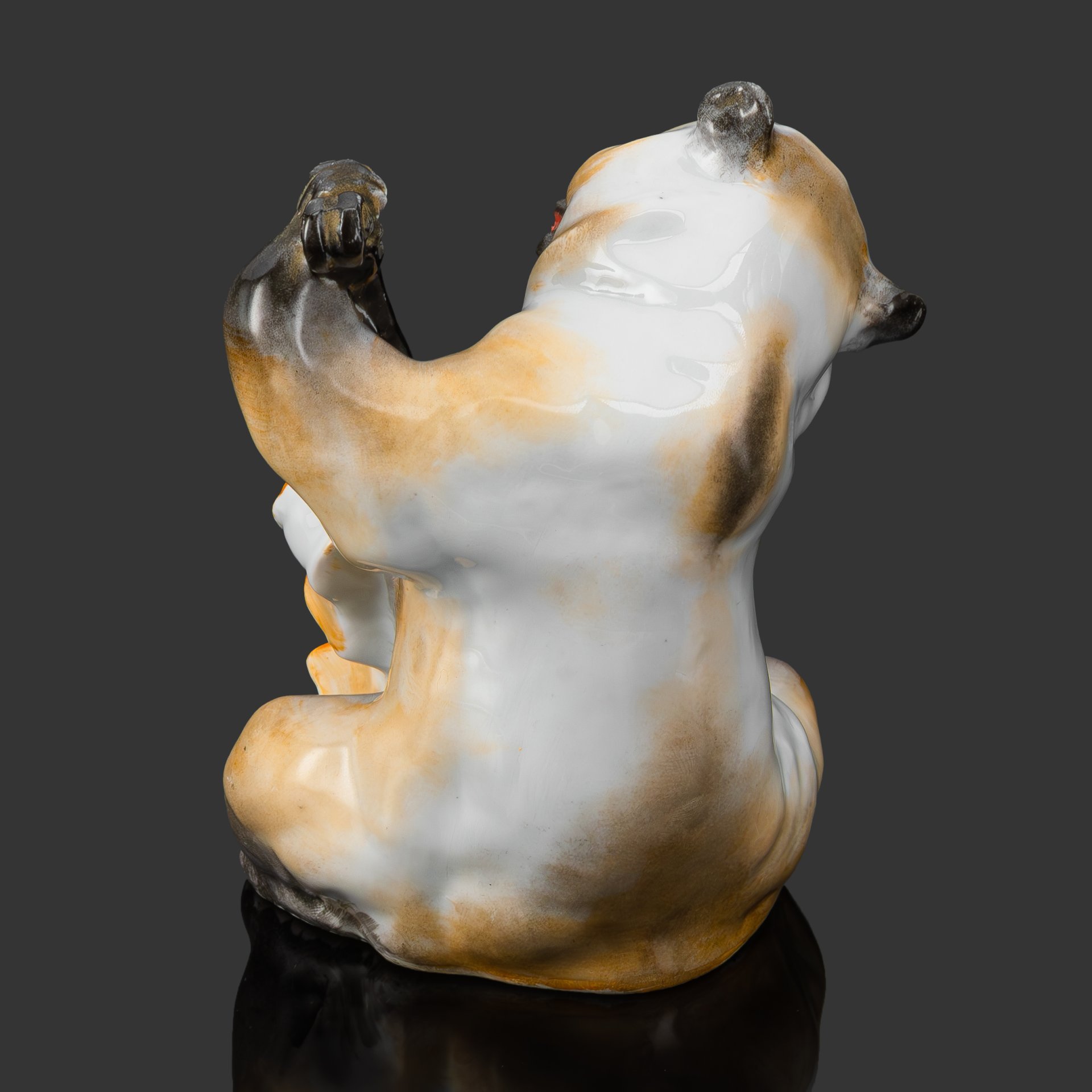 Статуэтка "Медведь с контрабасом" (из композиции "Квартет" по басне И.А. Крылова), скульптор Б.Я. Воробьев, автор росписи И.И. Ризнич