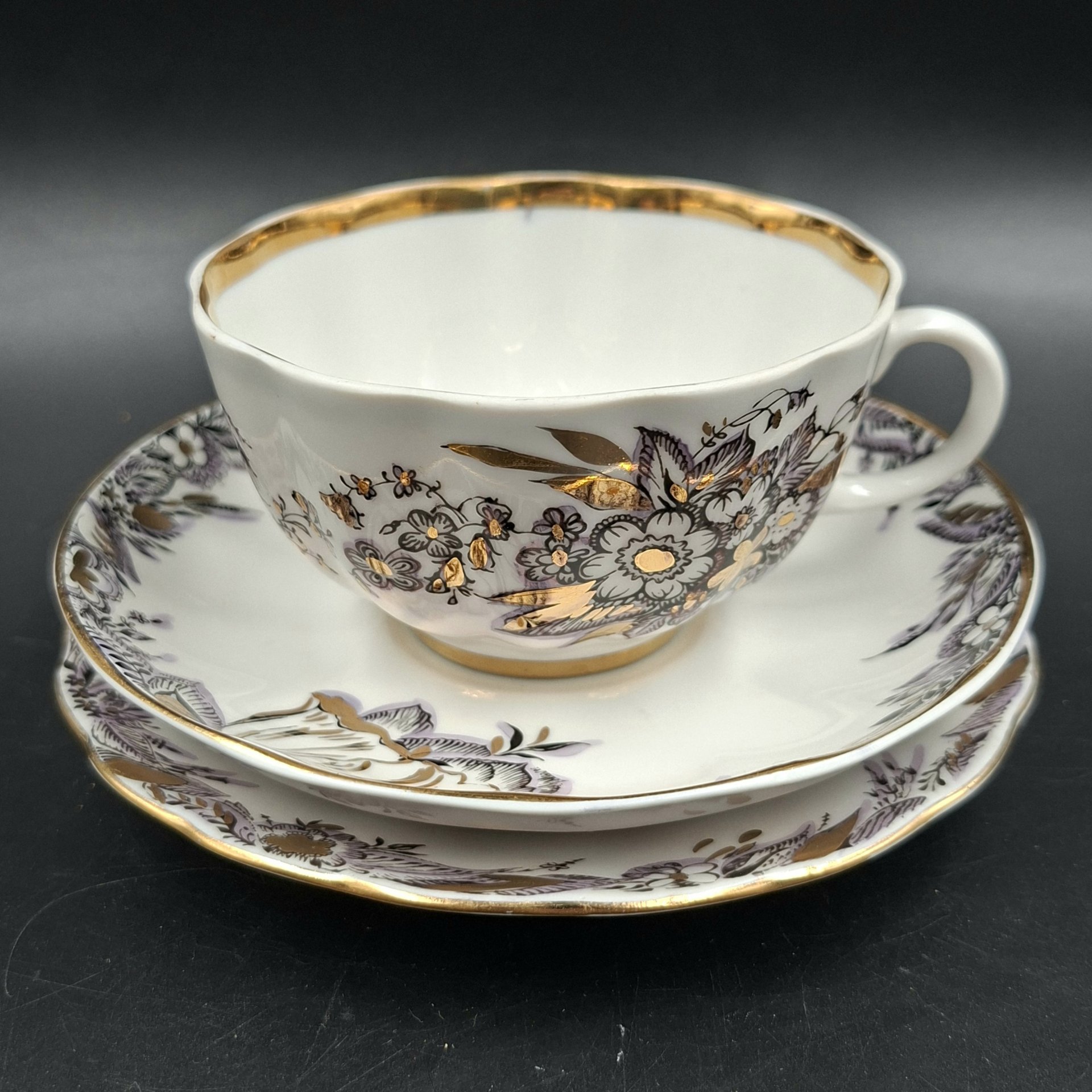 Трио чайное "Отражение", автор формы "Тюльпан" Яковлева С.Е., автор рисунка Косенкова К.Г., фарфор, деколь, подрисовка, золочение, Ленинградский фарфоровый завод (ЛФЗ), Россия, 1970-1992 гг.