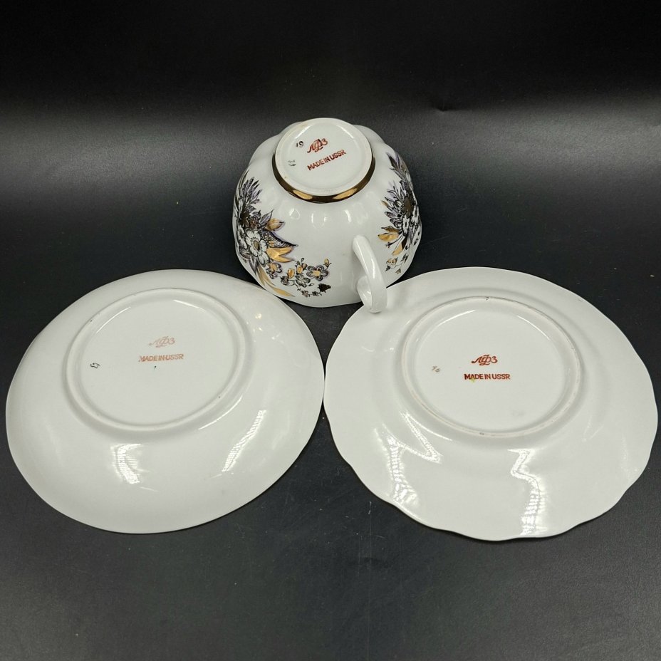 Трио чайное "Отражение", автор формы "Тюльпан" Яковлева С.Е., автор рисунка Косенкова К.Г., фарфор, деколь, подрисовка, золочение, Ленинградский фарфоровый завод (ЛФЗ), Россия, 1970-1992 гг.