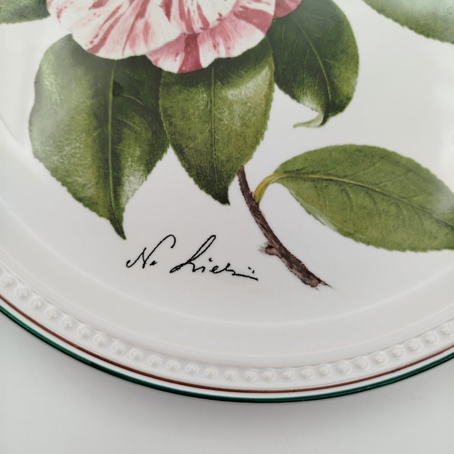 Тарелка декоративная (подвесная) с изображением "Camellia Tricolor" из серии "Камелии", автор Nicolas Liex (Никола Лие), фарфор, деколь, Villeroy & Boch, Люксембург, 1986 г., Villeroy & Boch