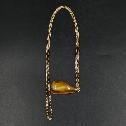 Кулон каплевидной формы на цепочке золотистого цвета, янтарь, металл, Россия, 1980-2000 гг.