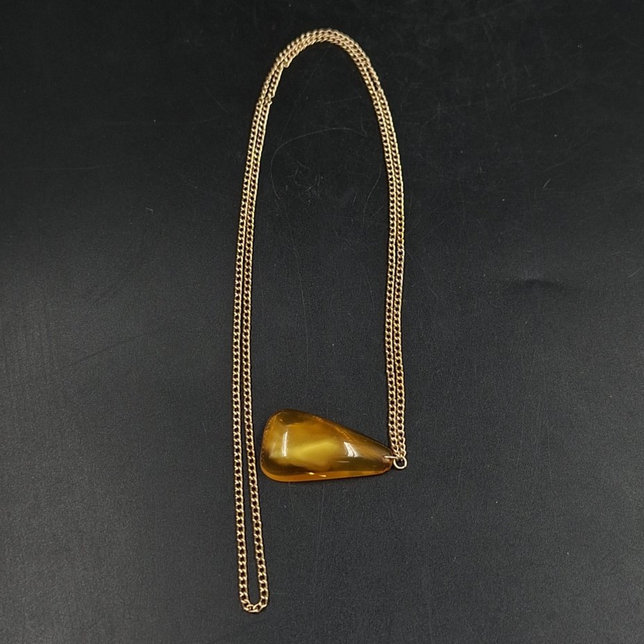 Кулон каплевидной формы на цепочке золотистого цвета, янтарь, металл, Россия, 1980-2000 гг.