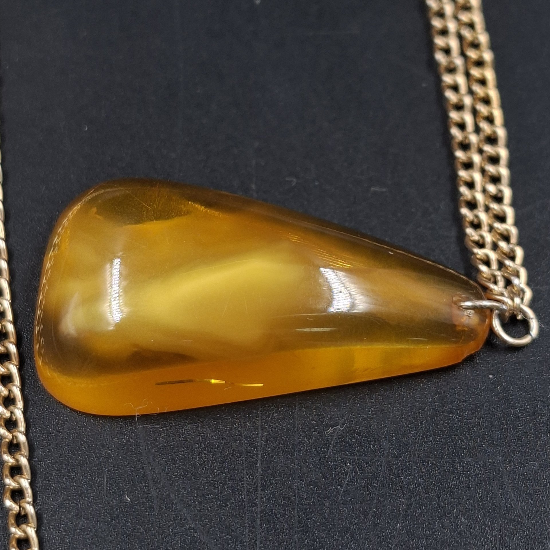 Кулон каплевидной формы на цепочке золотистого цвета, янтарь, металл, Россия, 1980-2000 гг.