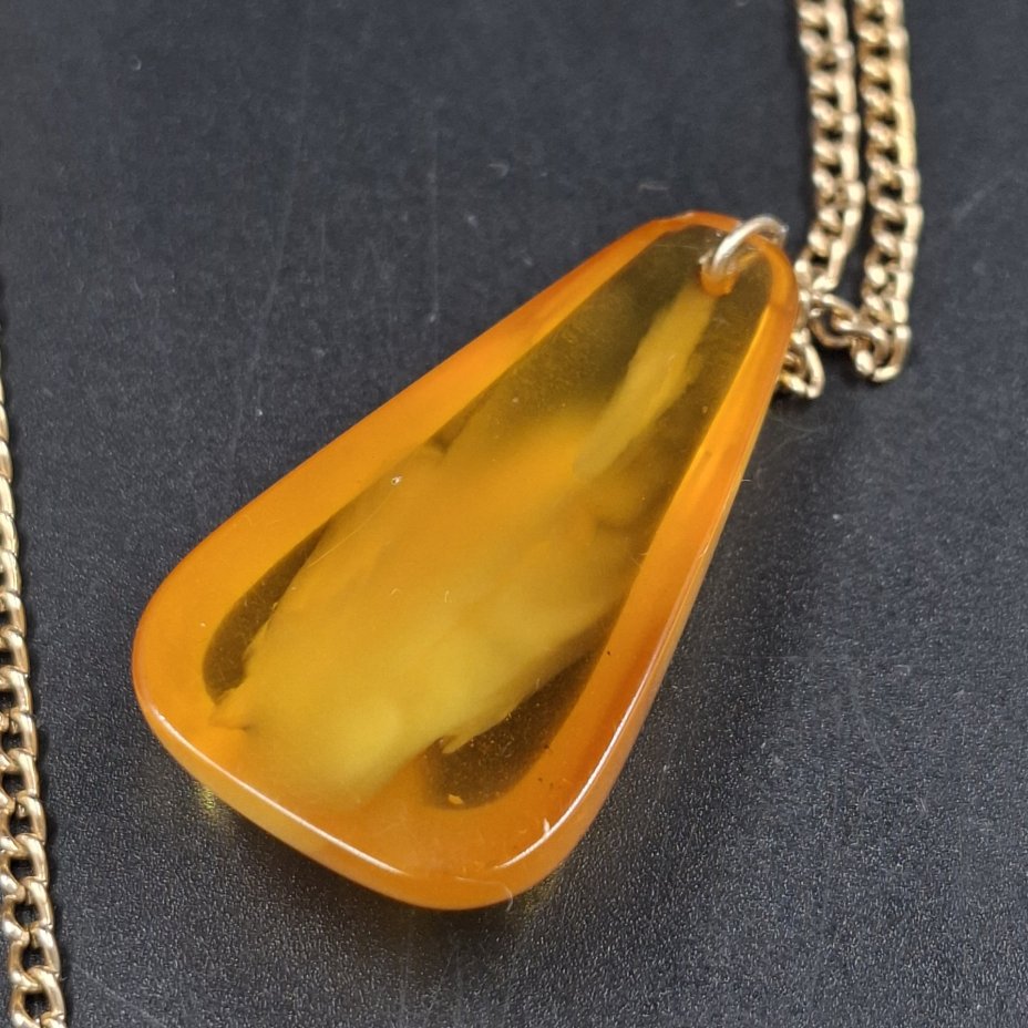 Кулон каплевидной формы на цепочке золотистого цвета