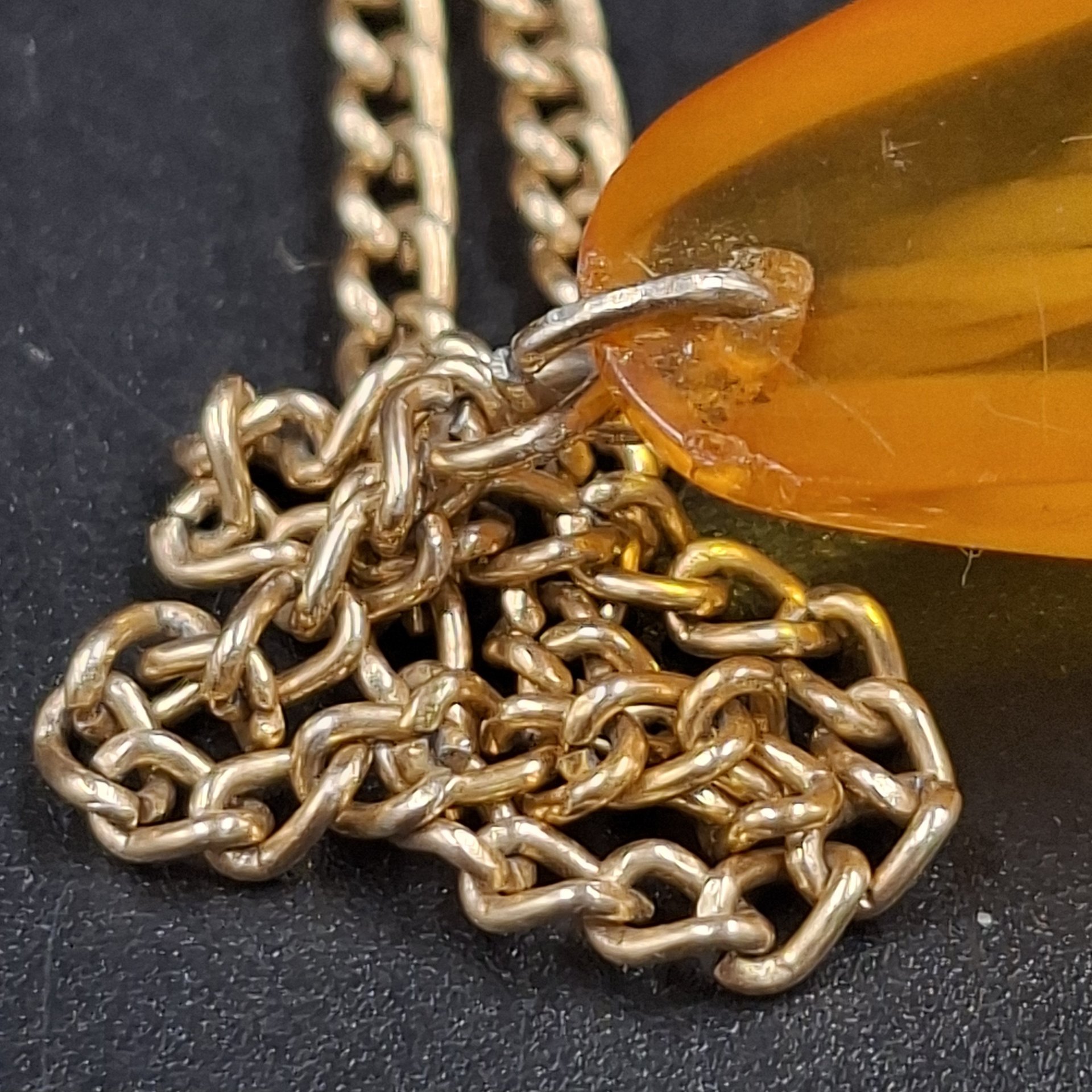 Кулон каплевидной формы на цепочке золотистого цвета, янтарь, металл, Россия, 1980-2000 гг.