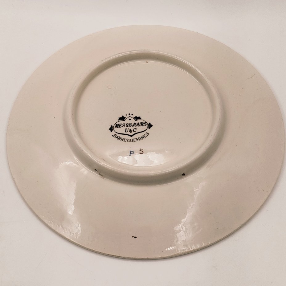 Тарелка декоративная "Cruelle Enigme. Ecole de compagnie.  Au commandement de marche, la premiere section s'arrete!?" ("Жестокая загадка. Школа роты. По команде к маршу первый отряд останавливается!?"), с подписью автора рисунка, фаянс, деколь, Sarreguemines (Саргемин), Франция, 1890-1920 гг.