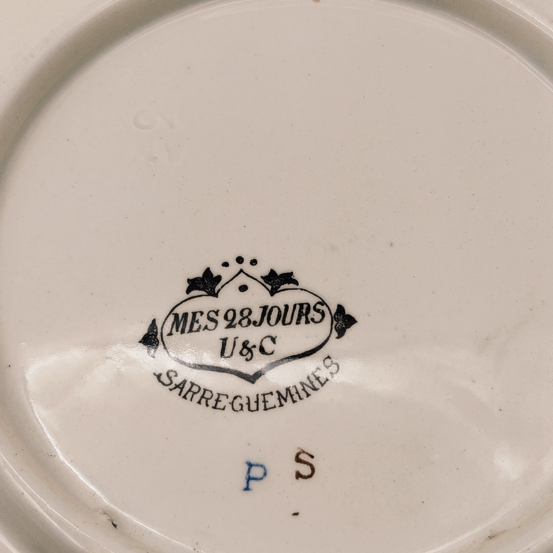 Тарелка декоративная "Cruelle Enigme. Ecole de compagnie.  Au commandement de marche, la premiere section s'arrete!?" ("Жестокая загадка. Школа роты. По команде к маршу первый отряд останавливается!?"), с подписью автора рисунка, фаянс, деколь, Sarreguemines (Саргемин), Франция, 1890-1920 гг.