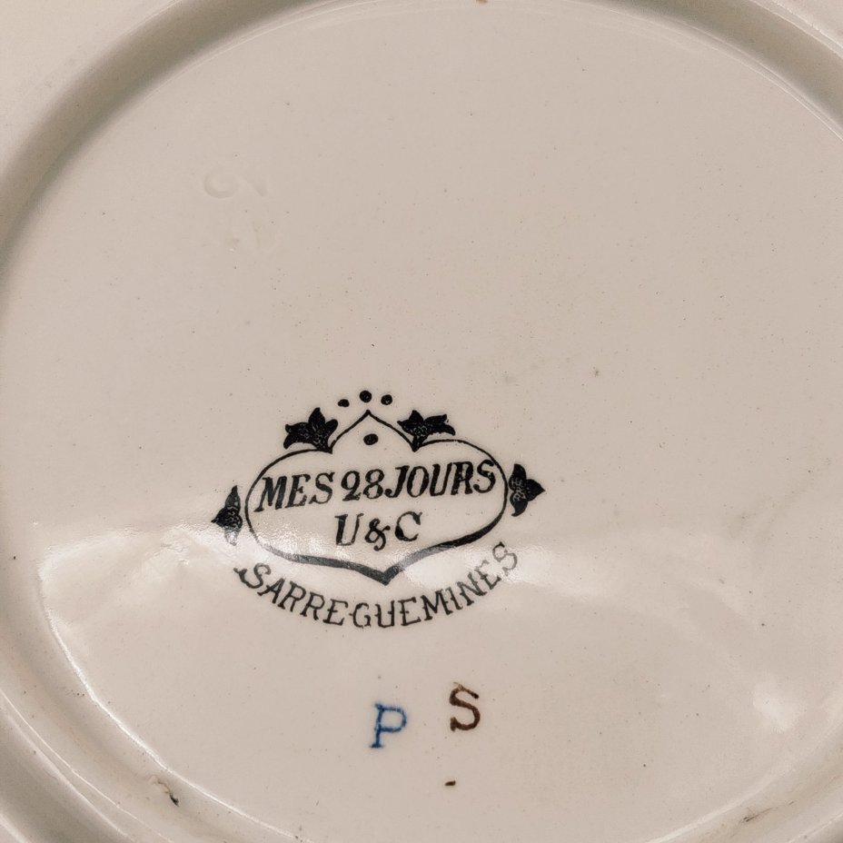 Тарелка декоративная "Cruelle Enigme. Ecole de compagnie.  Au commandement de marche, la premiere section s'arrete!?" ("Жестокая загадка. Школа роты. По команде к маршу первый отряд останавливается!?"), с подписью автора рисунка, фаянс, деколь, Sarreguemines (Саргемин), Франция, 1890-1920 гг.