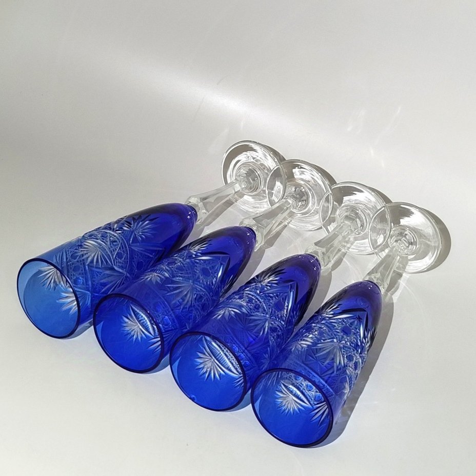 Набор бокалов для игристых вин/шампанского кобальтового цвета с резным декором на 4 персоны