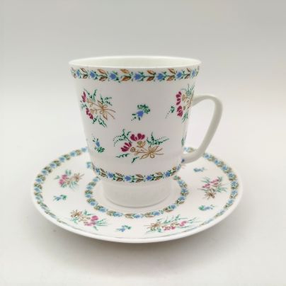 Пара кофейная с нежным цветочным декором, форма "Майская", автор формы Э.М. Криммер, фарфор, деколь, Ленинградский фарфоровый завод (ЛФЗ), СССР, 1970-1991 гг.