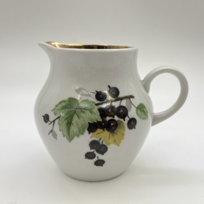 Молочник с изображением черной смородины, фарфор, деколь, золочение, Дулевский фарфоровый завод (Дулёво), СССР, 1968-1991 гг.