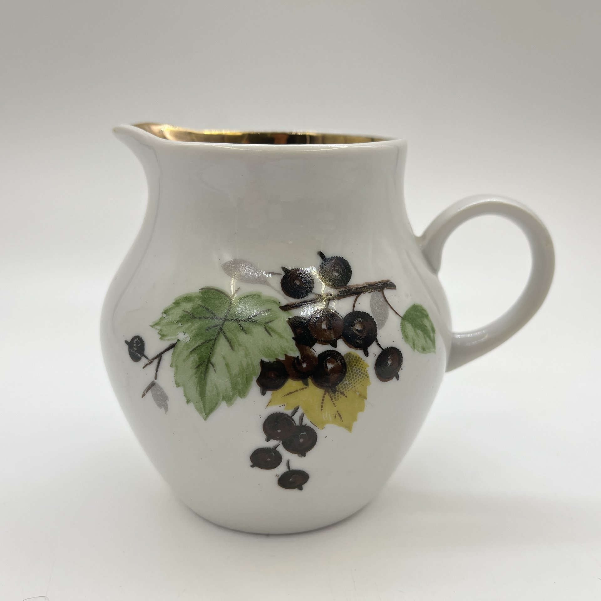 Молочник с изображением черной смородины, фарфор, деколь, золочение, Дулевский фарфоровый завод (Дулёво), СССР, 1968-1991 гг.