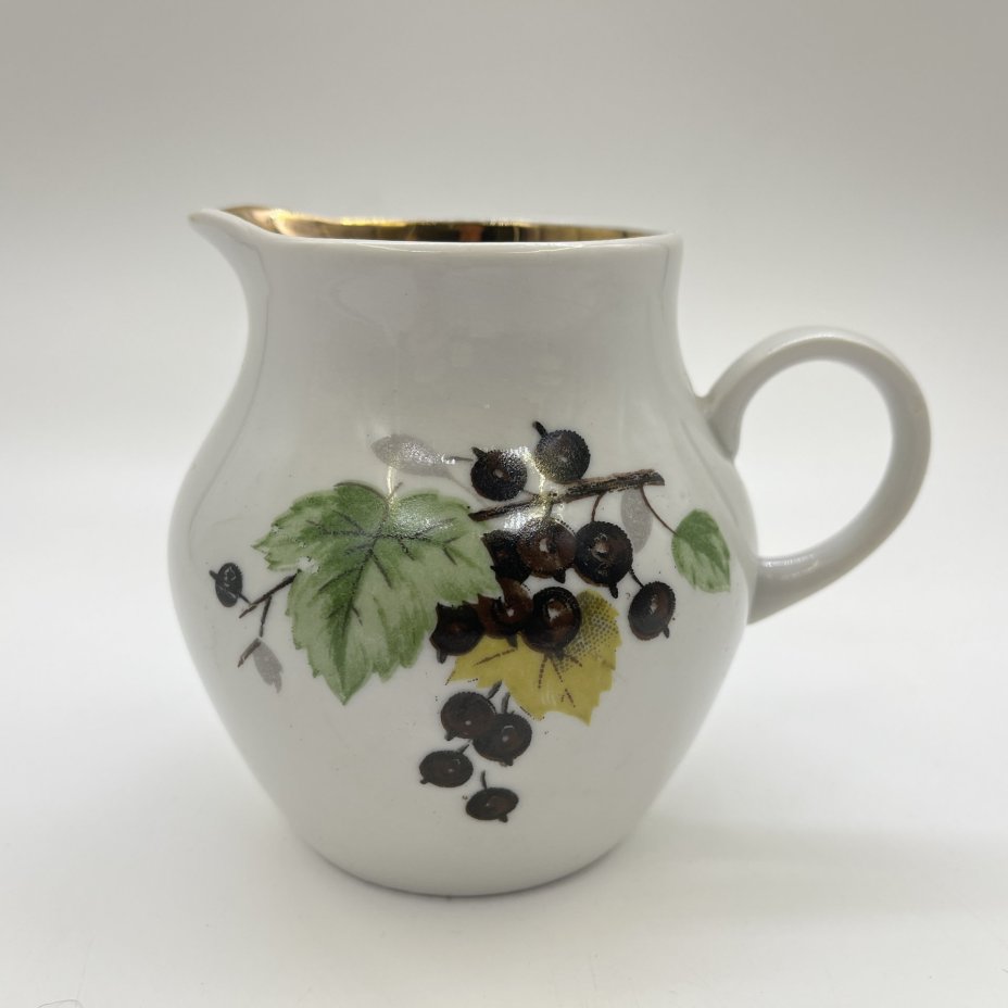 Молочник с изображением черной смородины, фарфор, деколь, золочение, Дулевский фарфоровый завод (Дулёво), СССР, 1968-1991 гг.