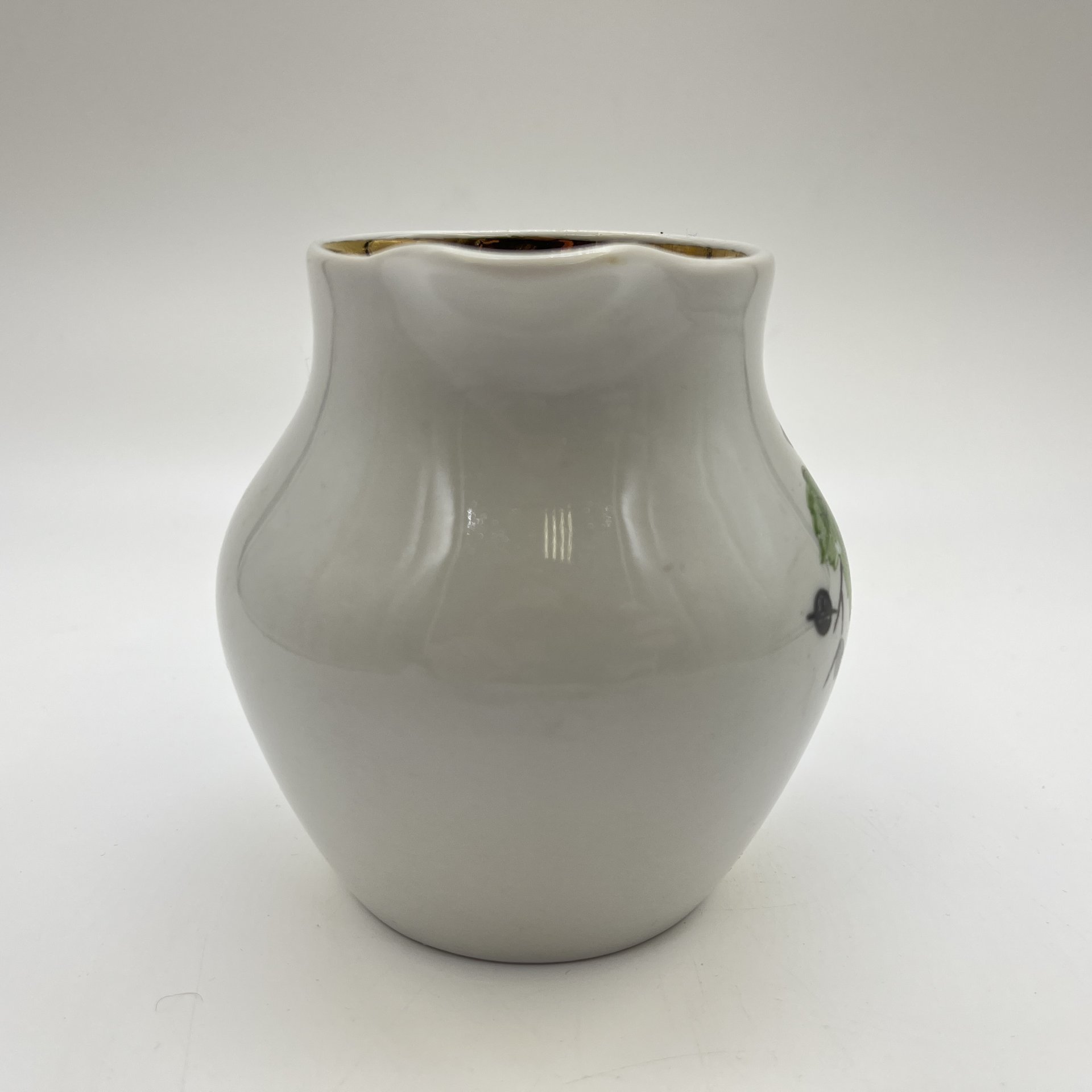 Молочник с изображением черной смородины, фарфор, деколь, золочение, Дулевский фарфоровый завод (Дулёво), СССР, 1968-1991 гг.